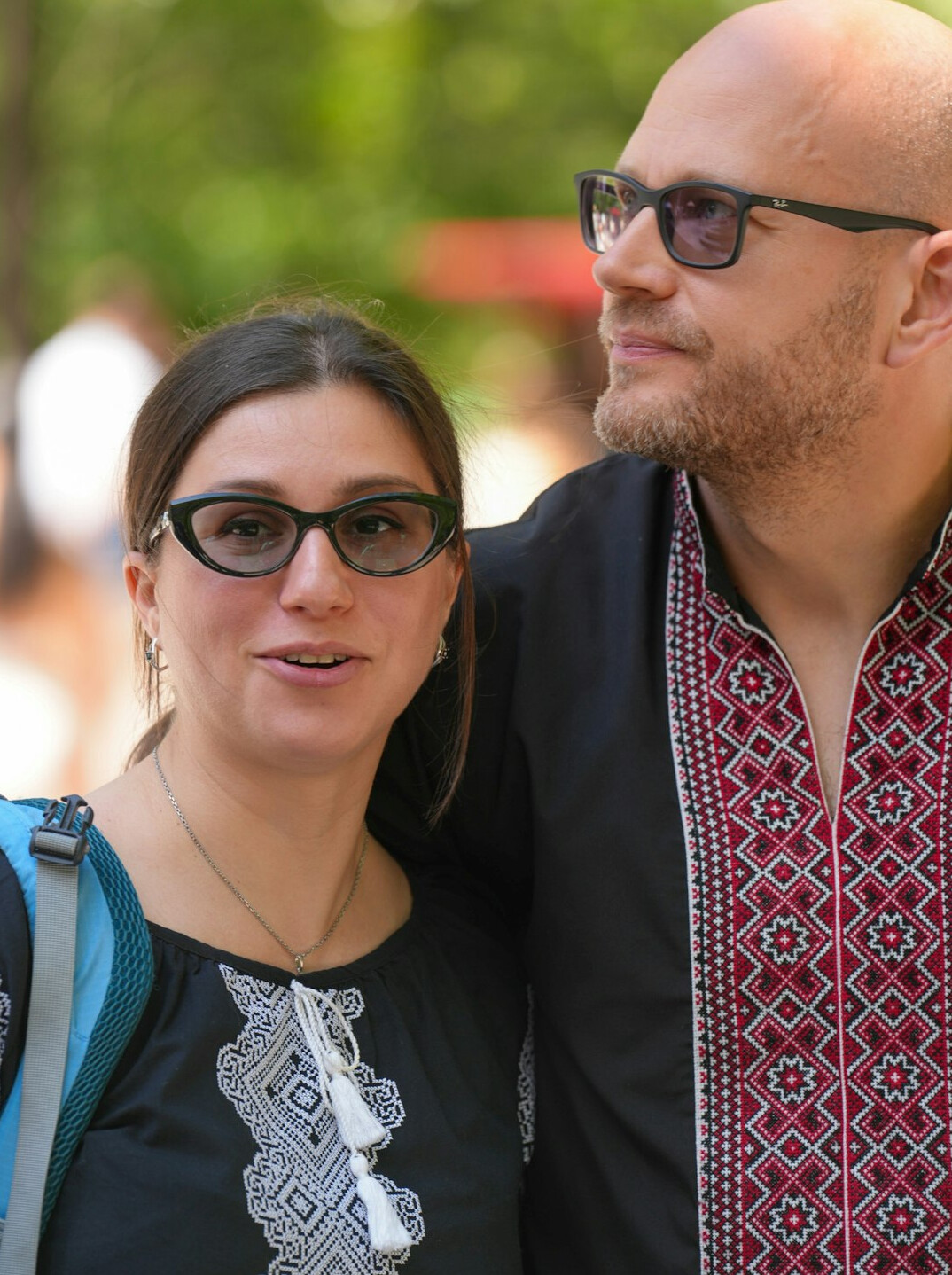 Dvoje profesionalaca gleda grafove podataka na računalu u uredu