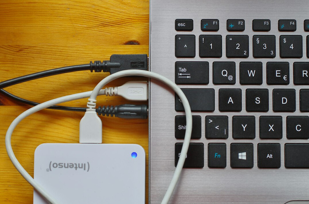 Hrvatska stručnjakinja za IT analizira podatke o riziku na laptopu